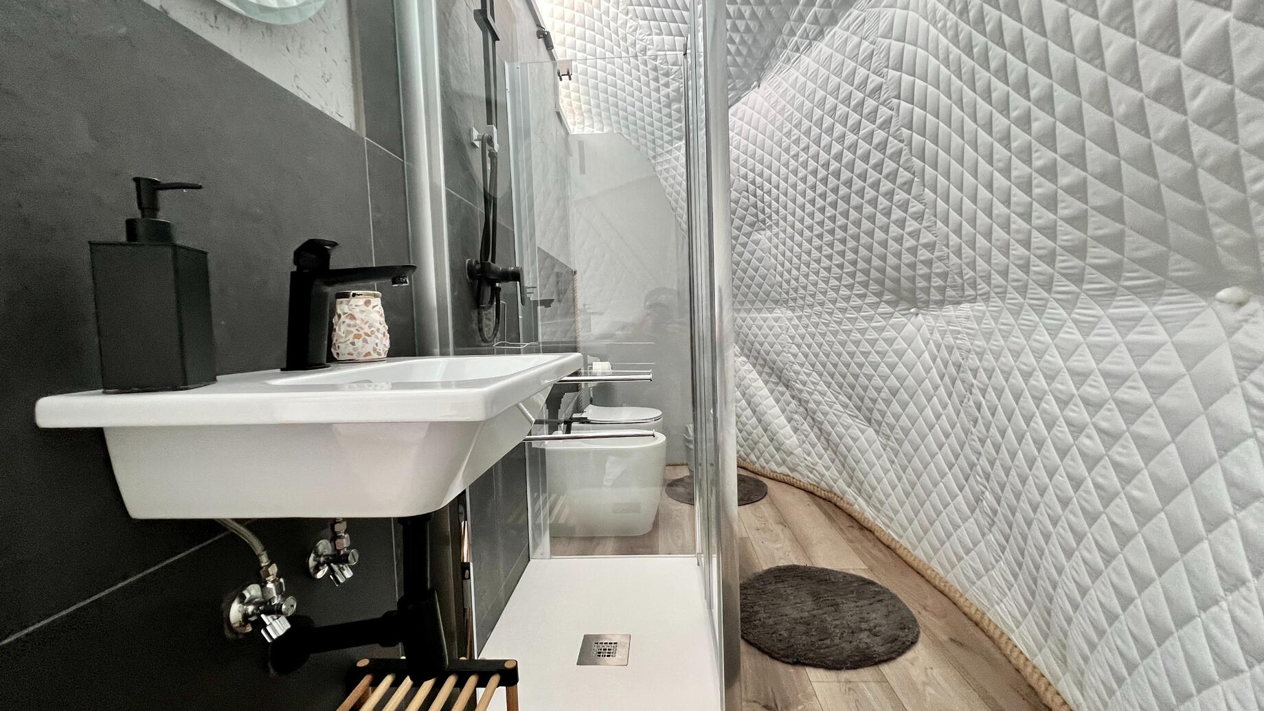 Bubble room con bagno Dormire in una bolla con bagno